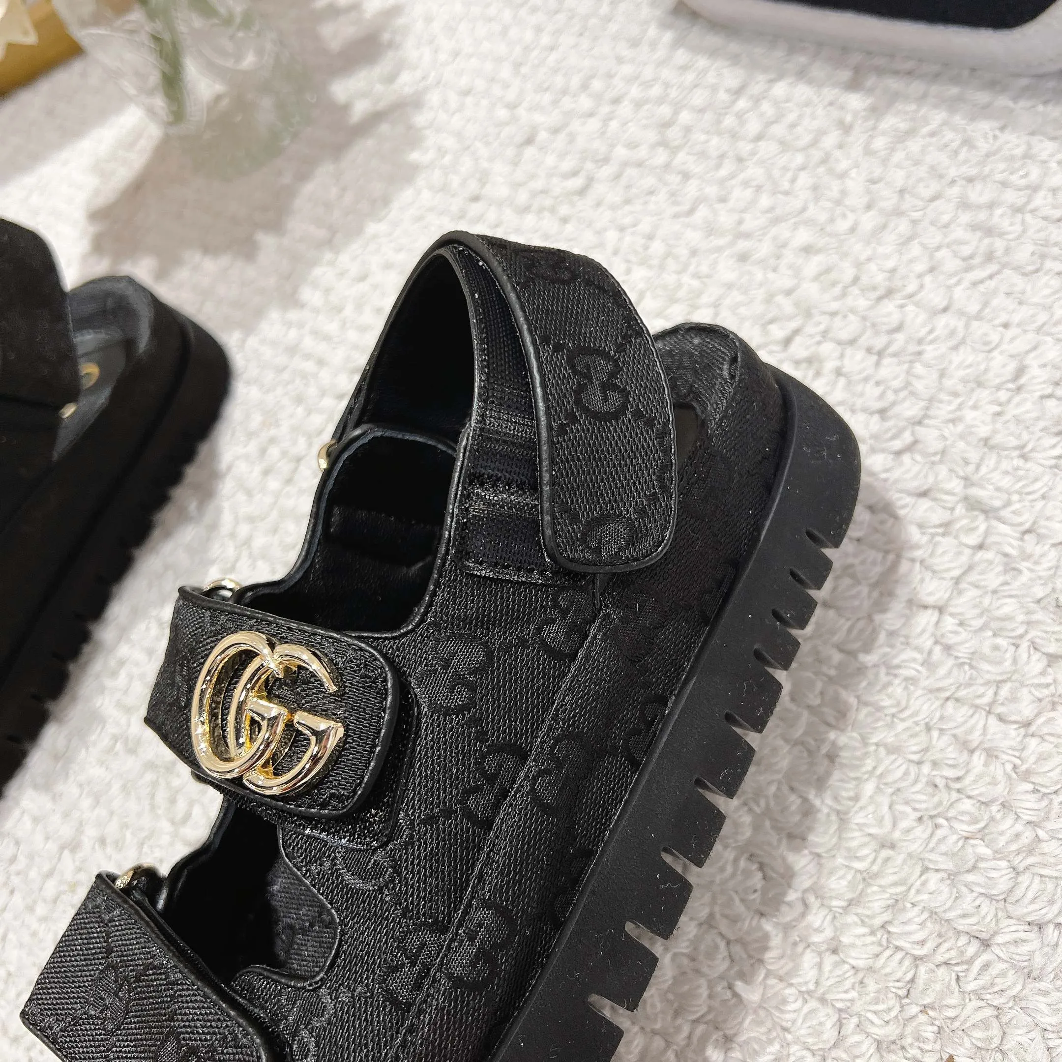 👟👟Ex-factory price 500👟👟Gucci’s modern design aesthetic explores the path of unique craftsmanship, cleverly integrating the brand’s classic elements with its beloved brand logo. The sandal is embellished with the beloved Double G hardware, adding a touch of understated branding to the design, complementing the versatility of the Velcro straps. Outsole: Wear-resistant and easy-to-bend sawtooth rubber foam sole! Ultra-light sole. Natural PU heightening insole. Size: Female 35-41#